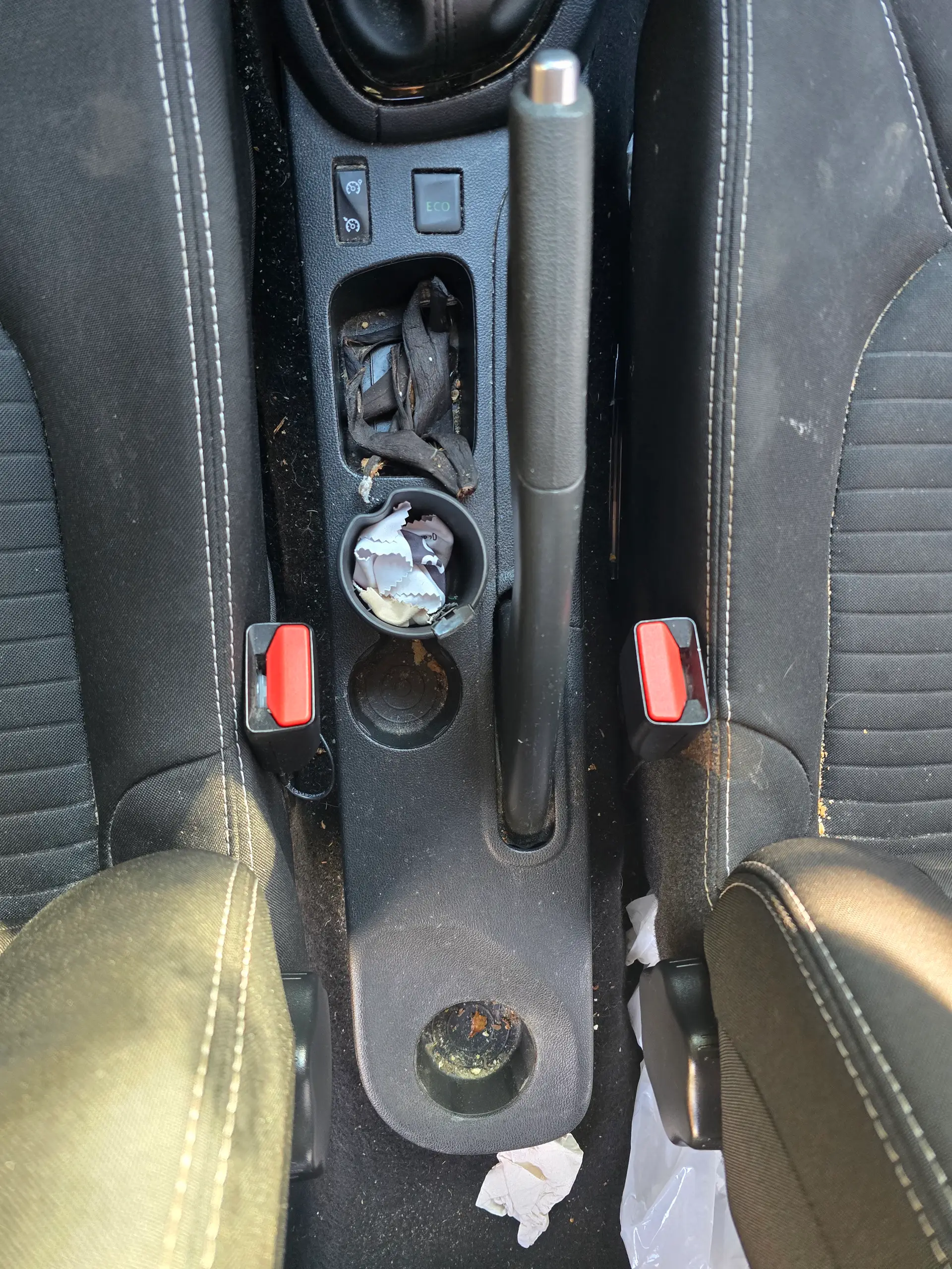 Voiture poussiéreuse avant nettoyage complet