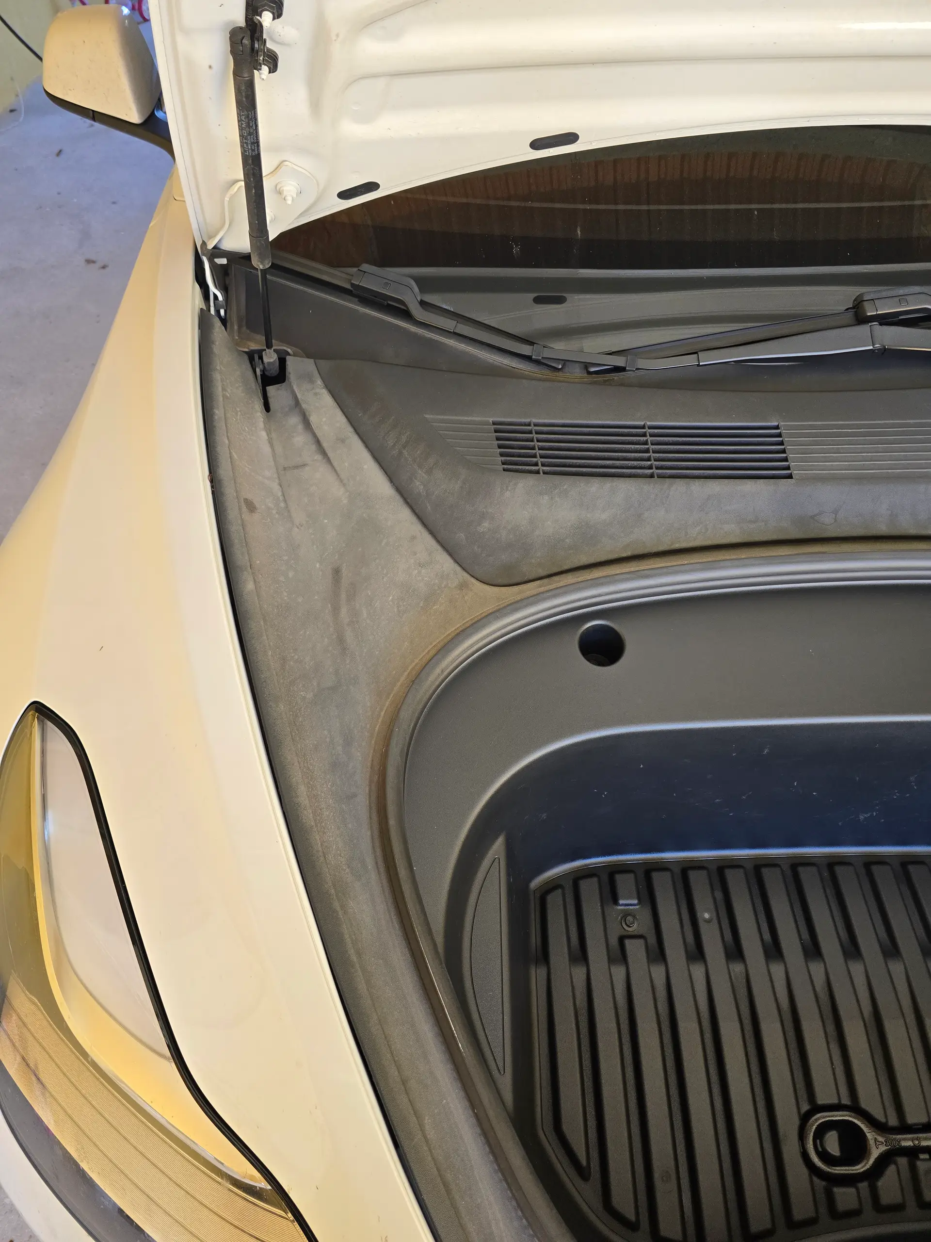 Siège de voiture taché avant nettoyage intérieur