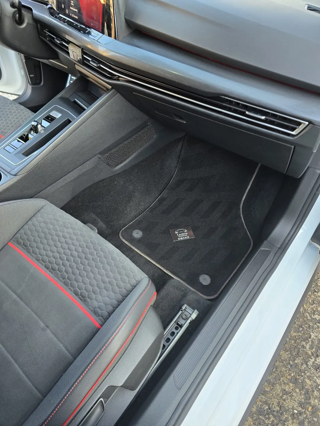 Siège passager et tapis de sol de la Volkswagen Golf GTI après nettoyage à Oraison