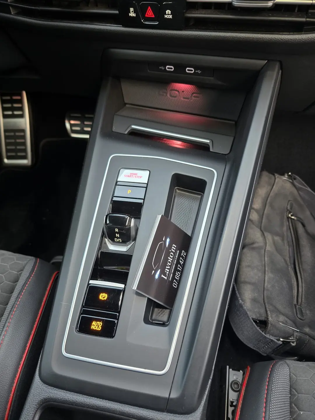 Console centrale de la Volkswagen Golf GTI après nettoyage à Oraison