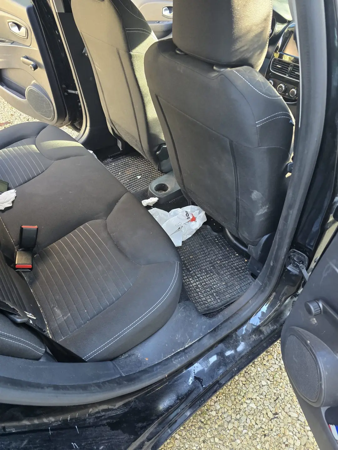 Banquette arrière de la Renault Clio 4 avant nettoyage à Marseille