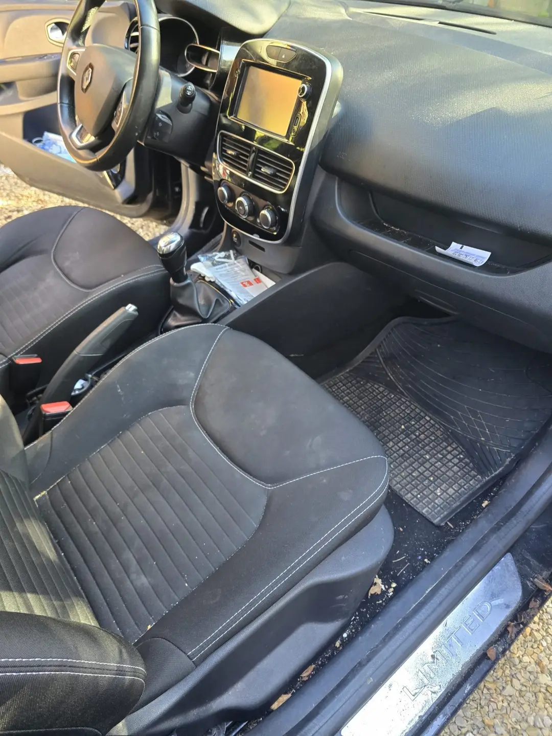 Siège passager et console centrale de la Renault Clio 4 avant nettoyage à Marseille