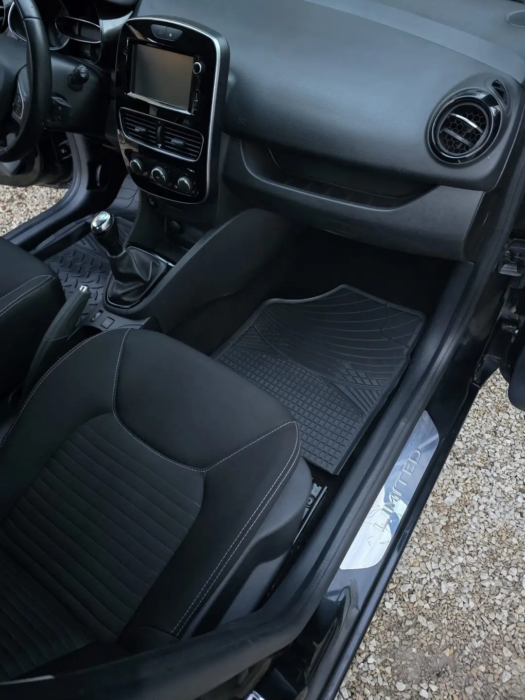 Siège passager et plancher de la Renault Clio 4 après nettoyage à Marseille