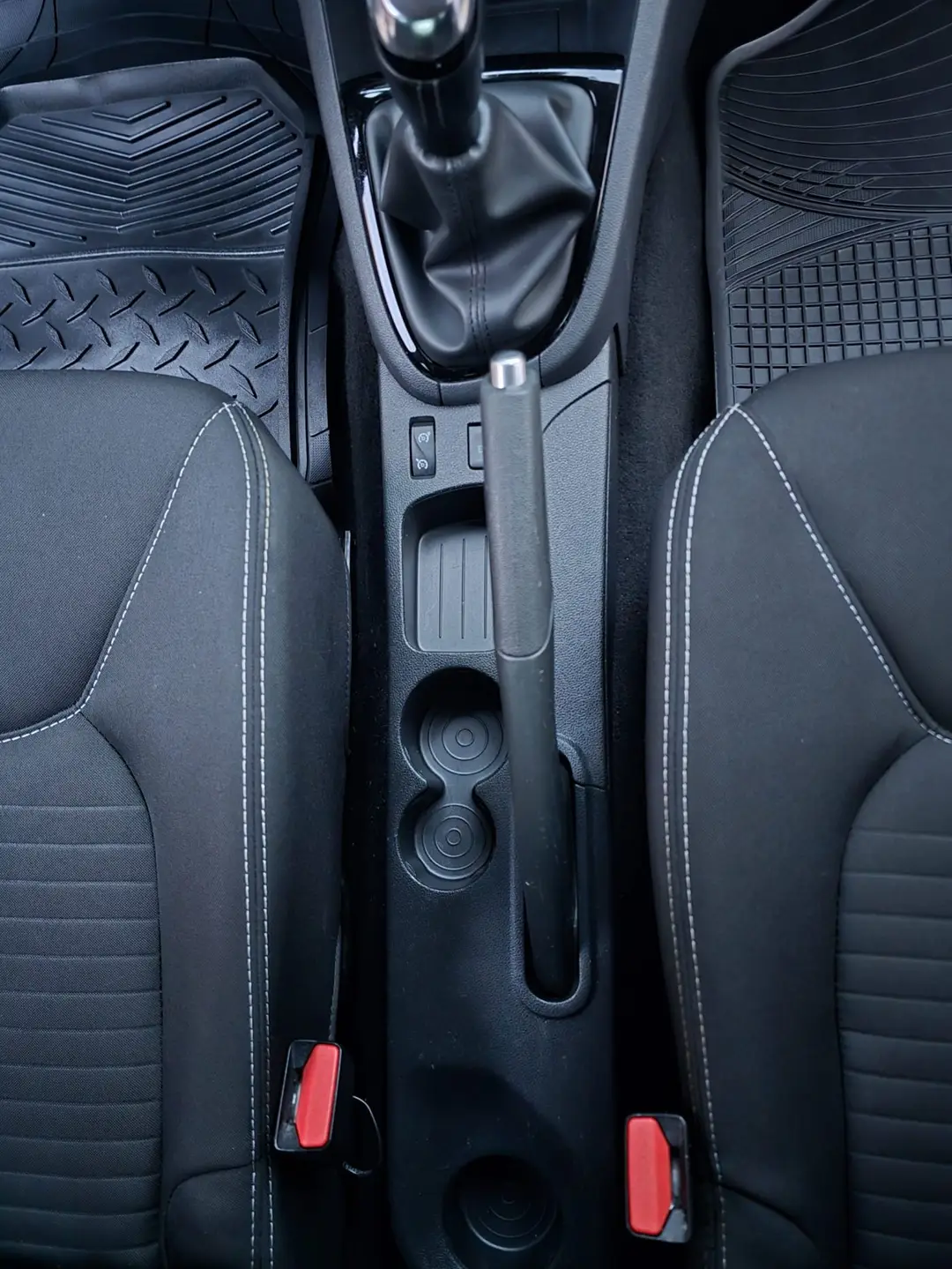 Console centrale de la Renault Clio 4 après nettoyage à Marseille