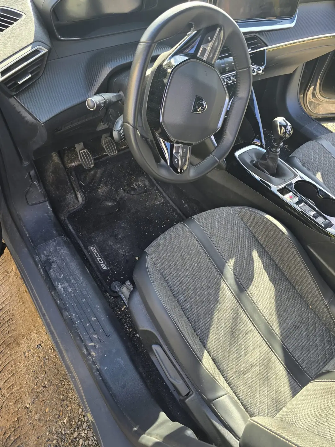 Siège conducteur de la Peugeot 2008 avant nettoyage à Manosque