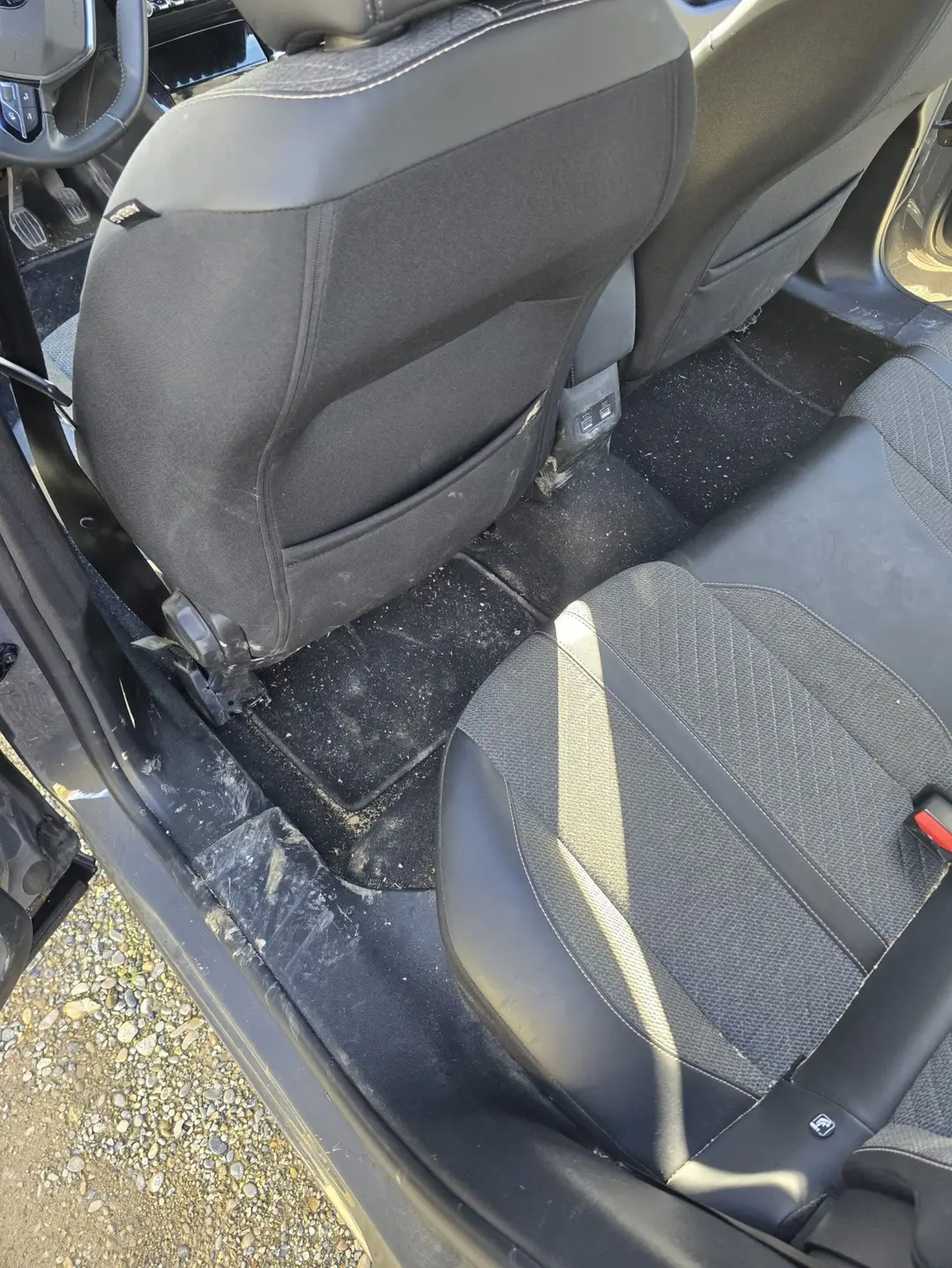Plancher arrière de la Peugeot 2008 avant nettoyage à Manosque