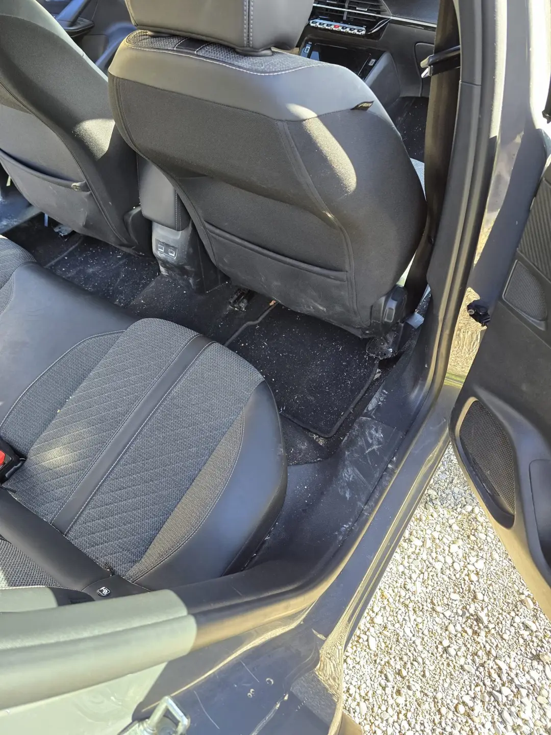 Banquette arrière de la Peugeot 2008 avant nettoyage à Manosque