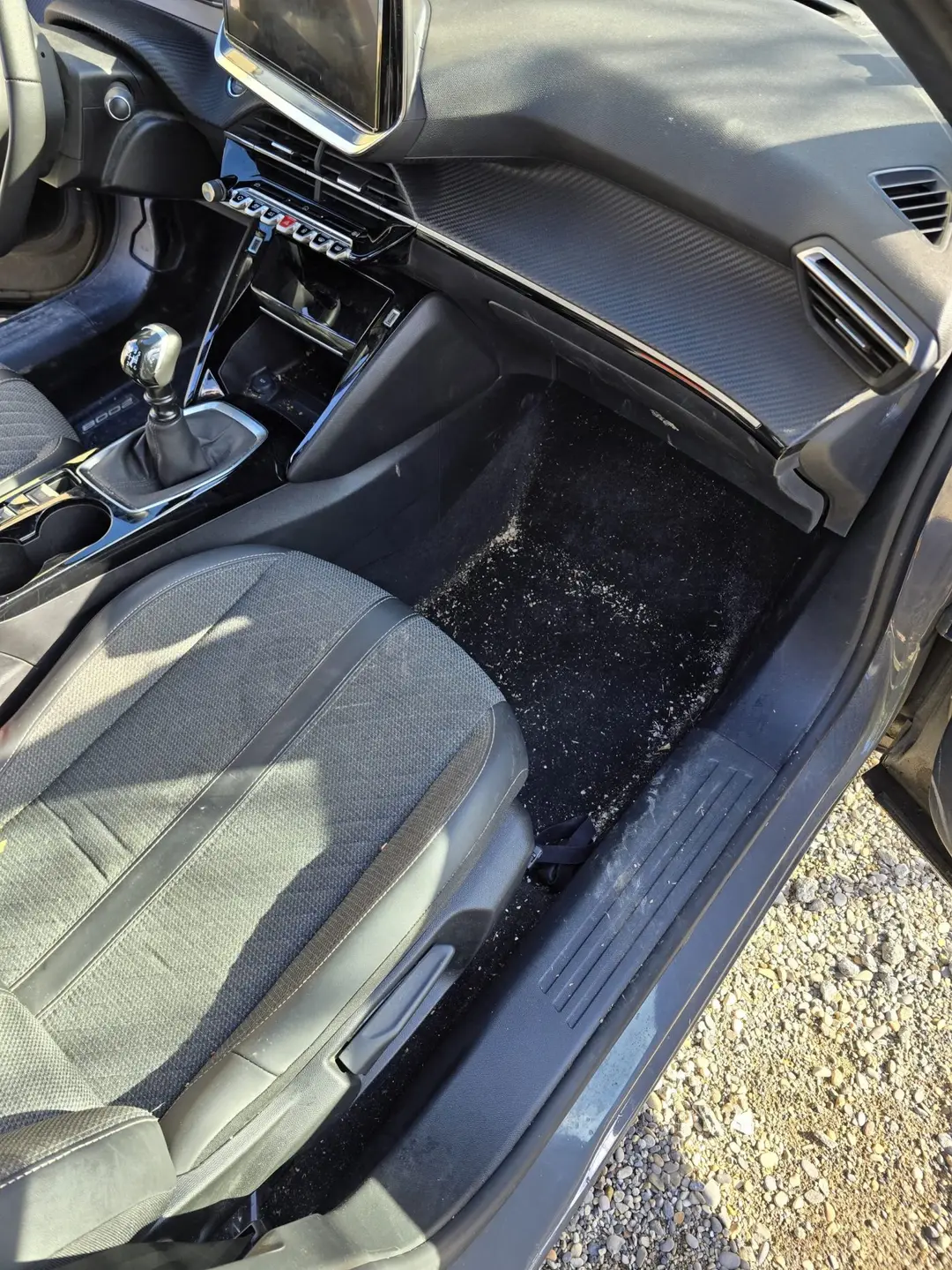 Siège passager de la Peugeot 2008 avant nettoyage à Manosque