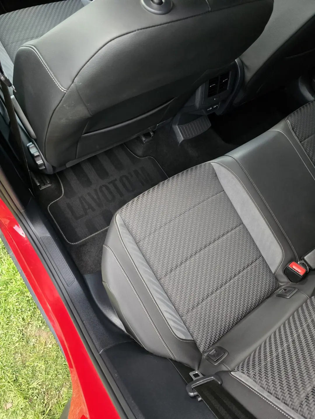 Banquette arrière du Volkswagen T-ROC R-Line après nettoyage à Forcalquier