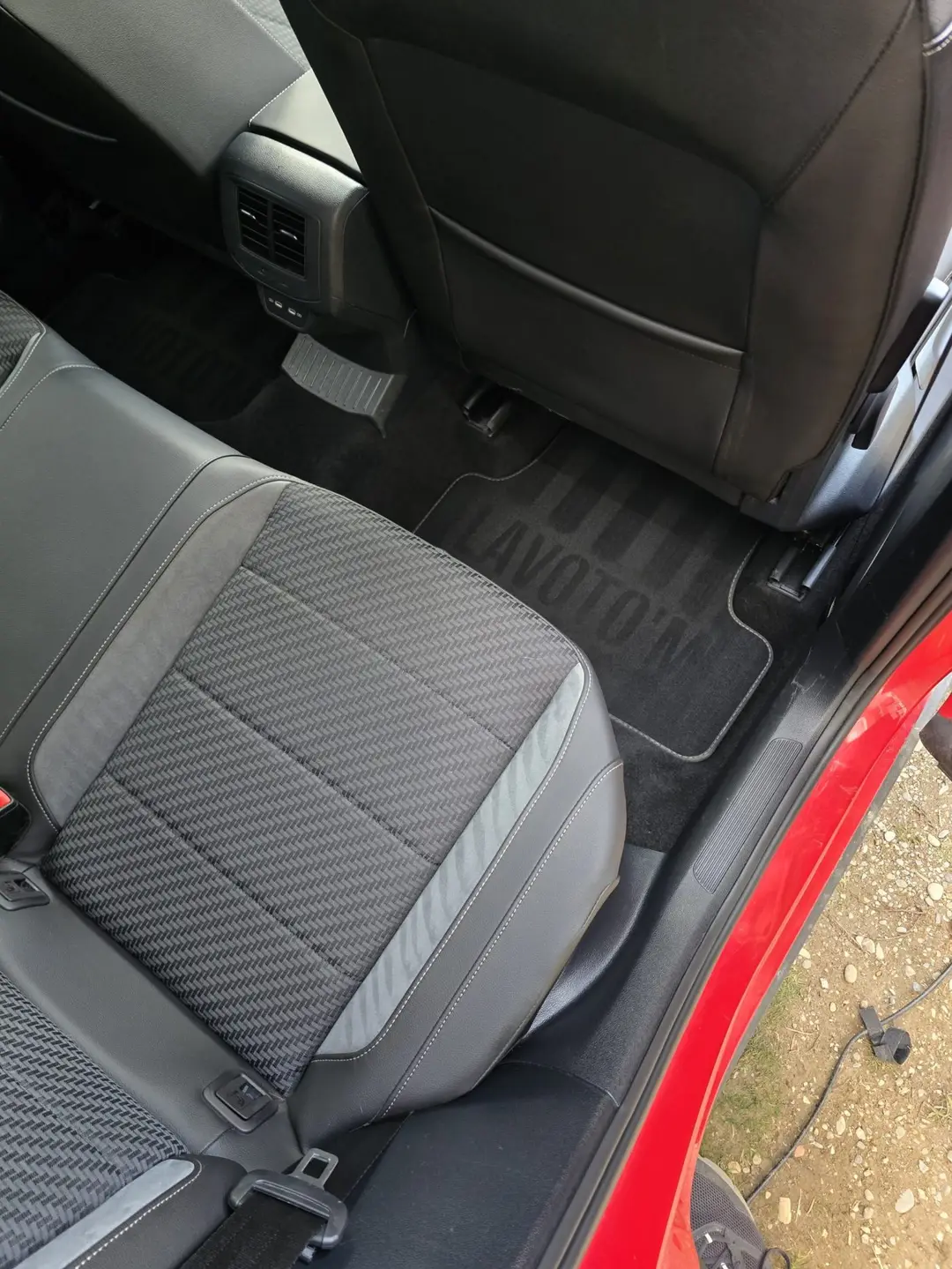 Banquette arrière et tapis de sol du Volkswagen T-ROC R-Line après nettoyage à Forcalquier