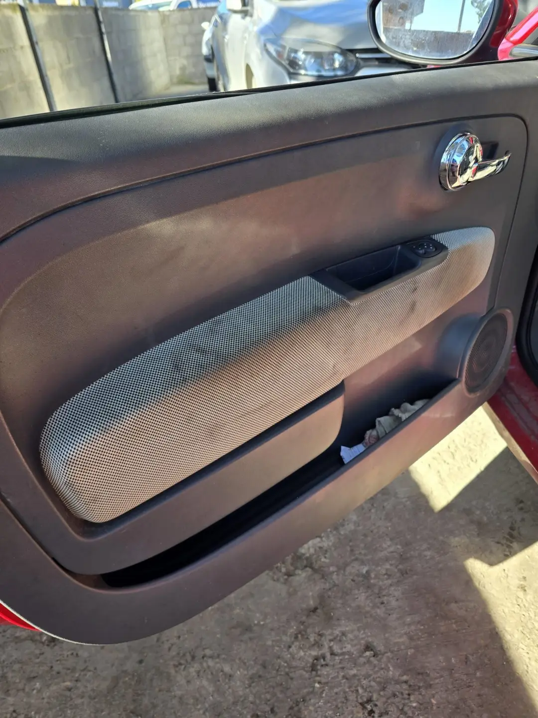 Panneau de porte de la Fiat 500 avant nettoyage à Manosque