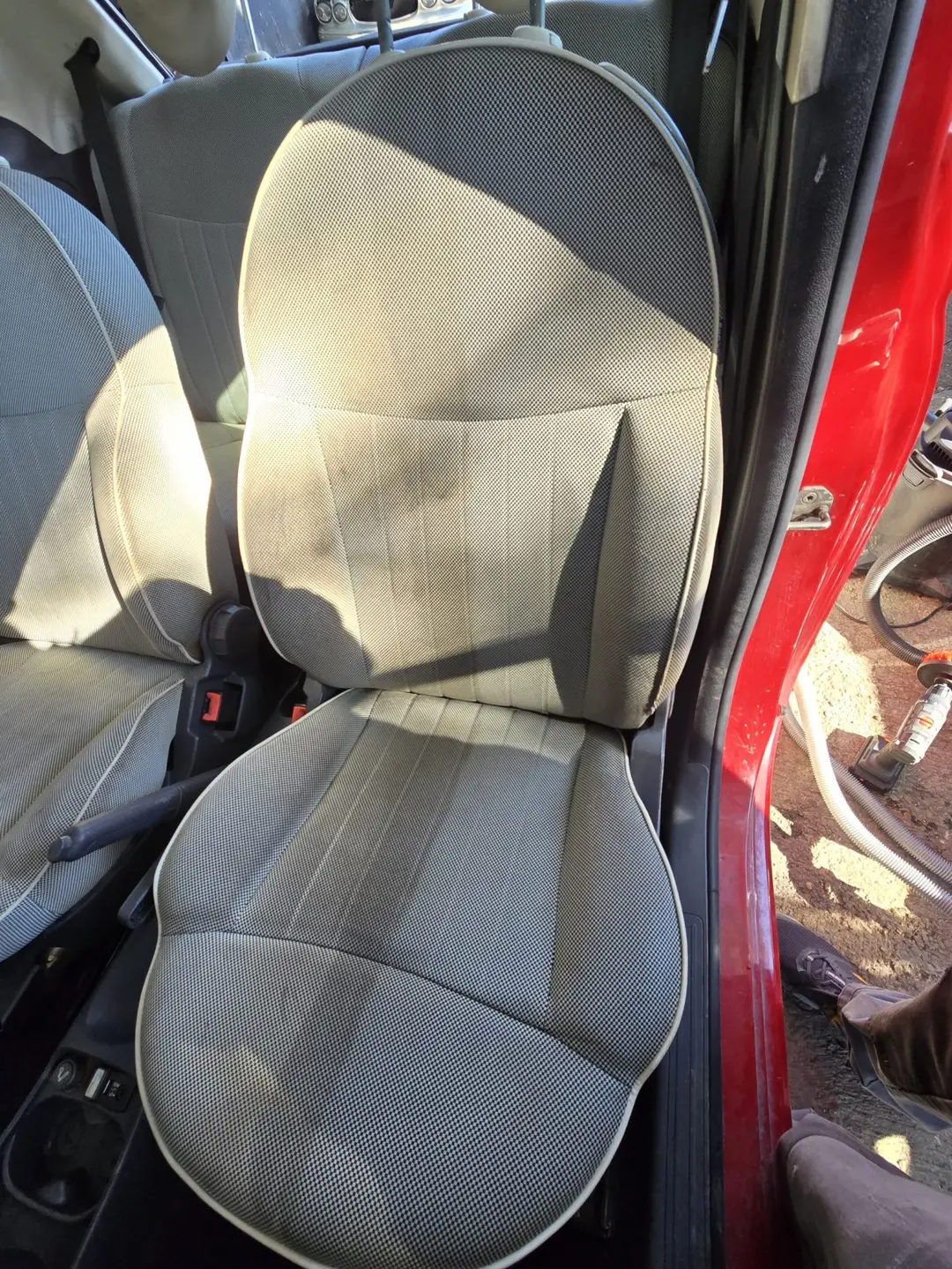 Siège avant de la Fiat 500 nettoyé moitié/moitié à Manosque