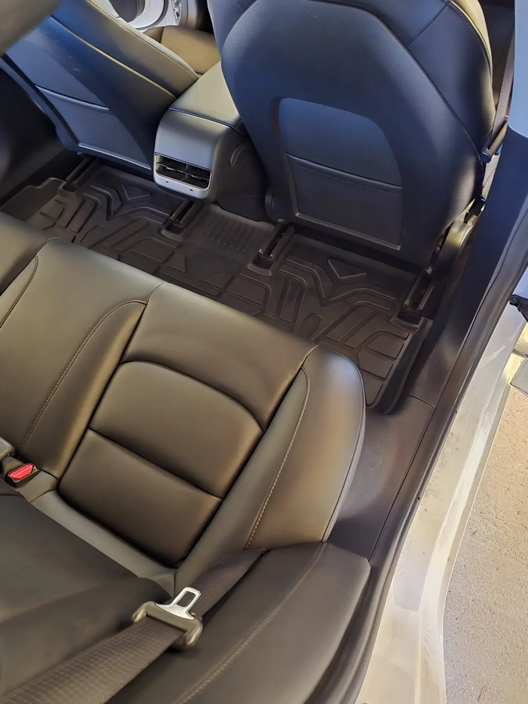 Banquette arrière et tapis de la Tesla Model 3 après nettoyage à Oraison