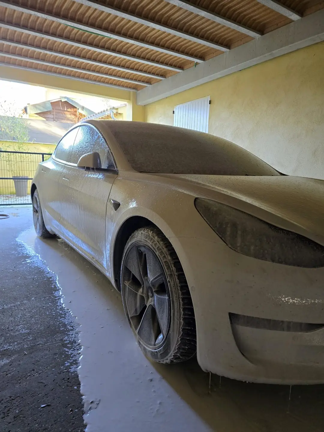 Extérieur de la Tesla Model 3 après lavage à Oraison