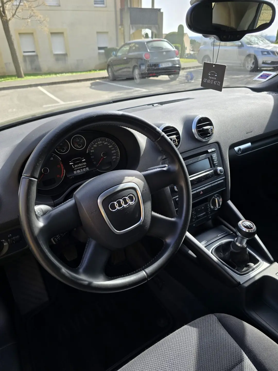 Tableau de bord et volant de l’Audi A3 S Line après nettoyage à Manosque