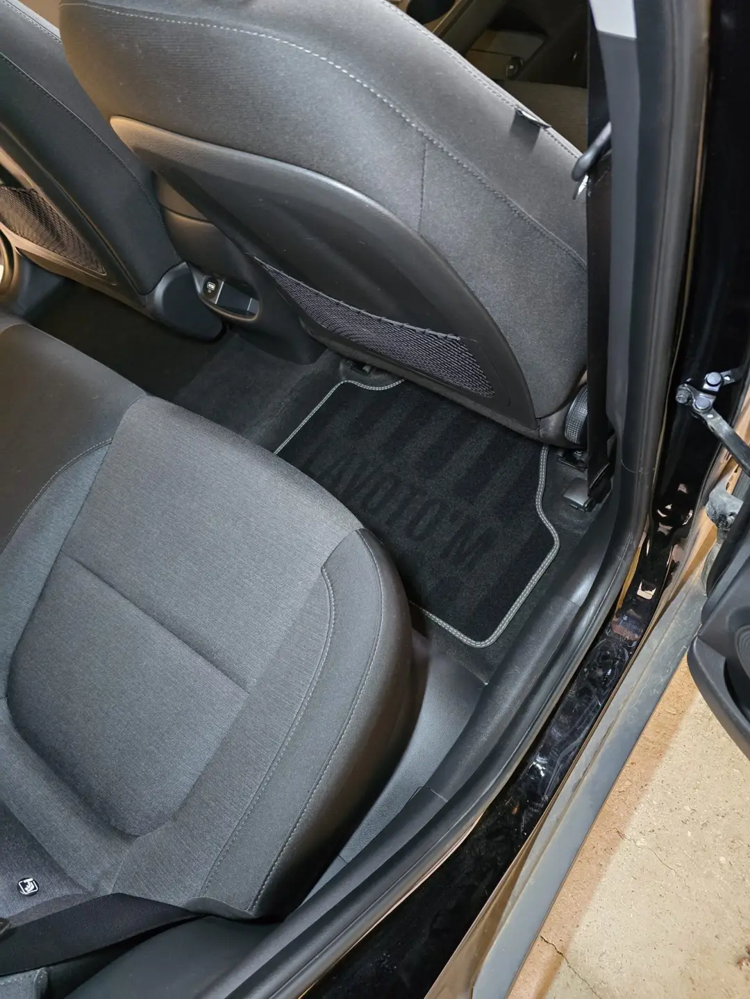 Banquette arrière du Hyundai Kona après lavage à Oraison