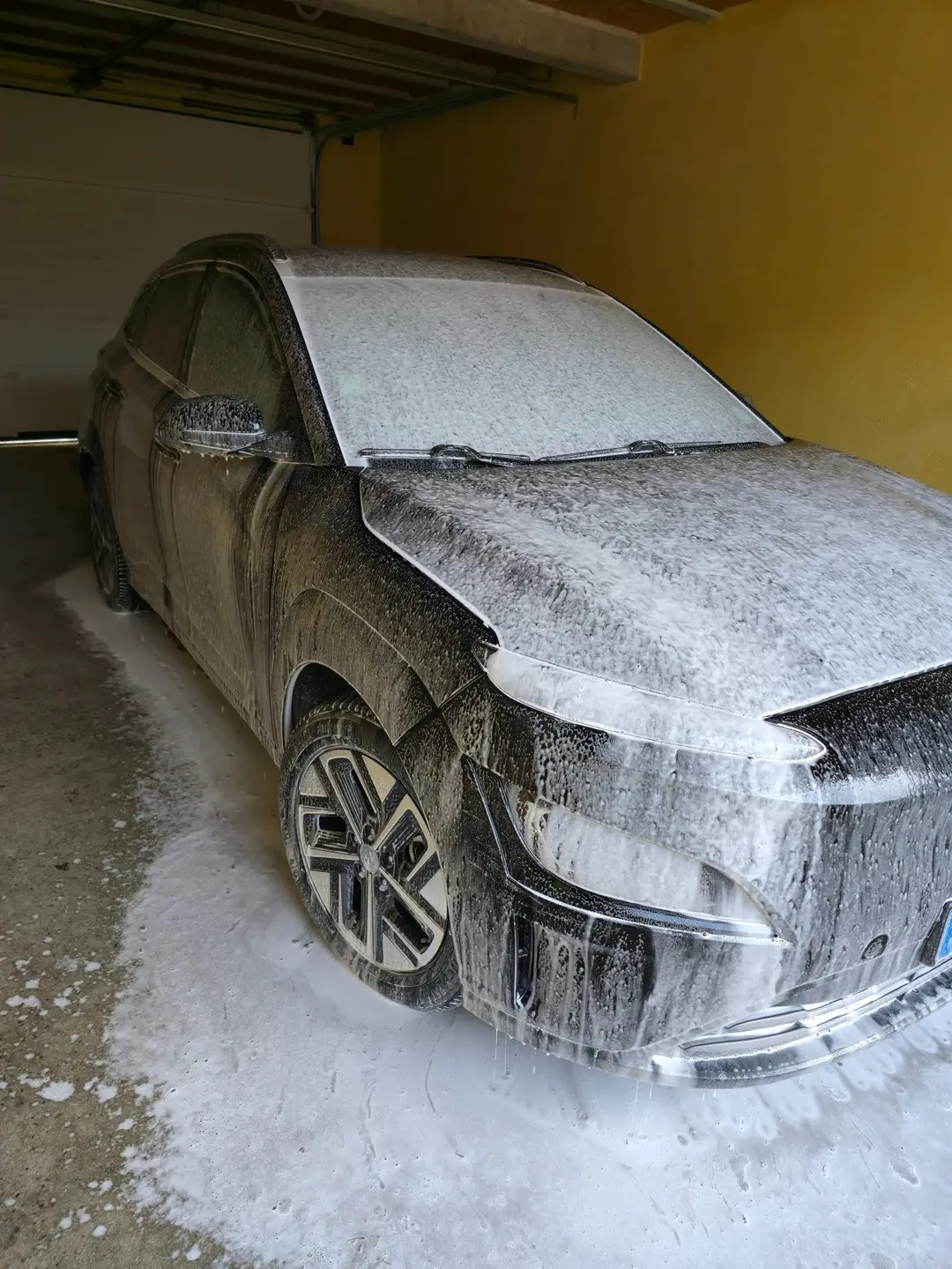 Avant du Hyundai Kona après lavage extérieur à Oraison