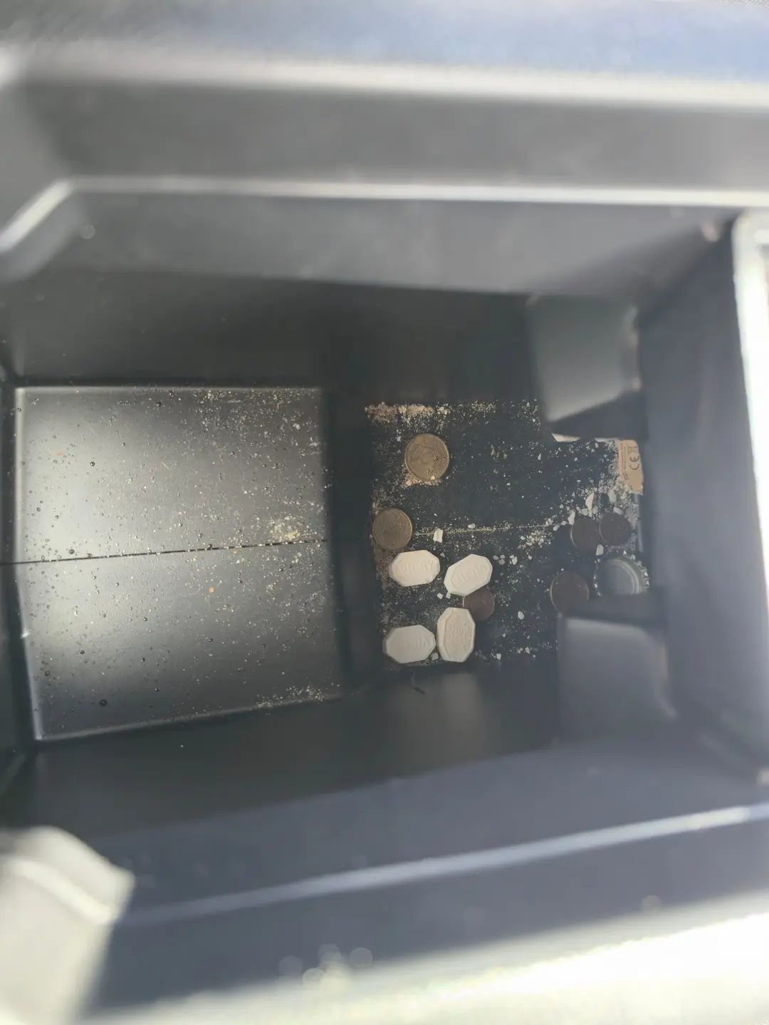 Vide-poche de la Peugeot 208 avant nettoyage à Oraison