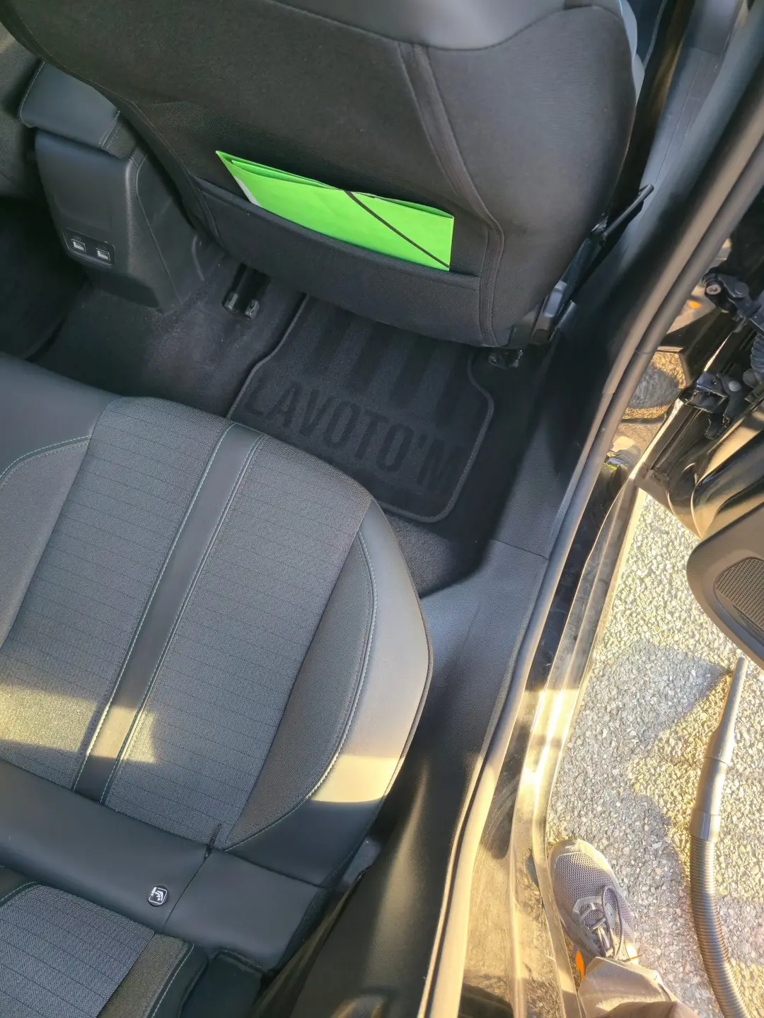 Banquette arrière côté passager de la Peugeot 208 après nettoyage à Oraison
