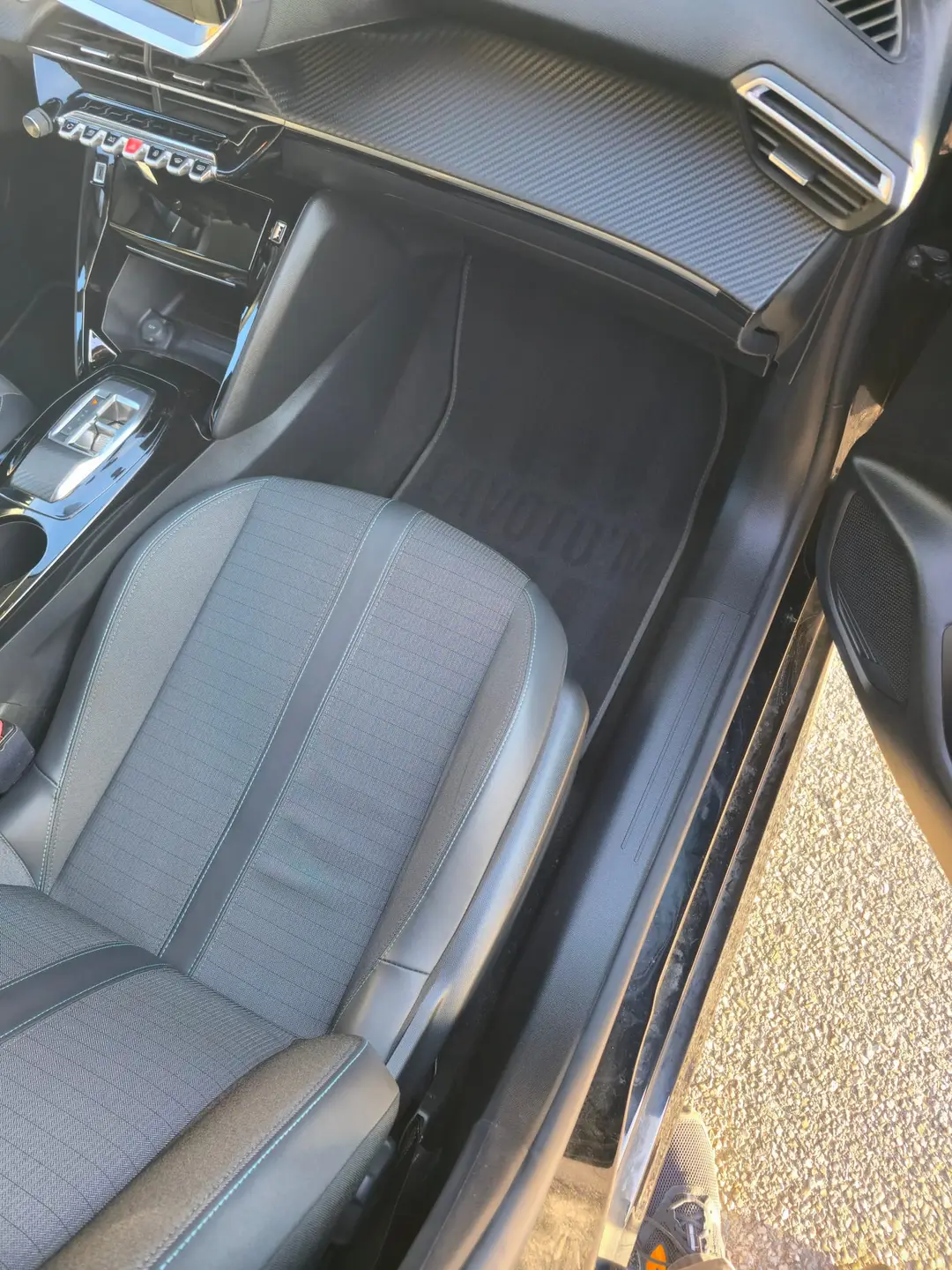 Siège passager et console centrale de la Peugeot 208 après nettoyage à Oraison