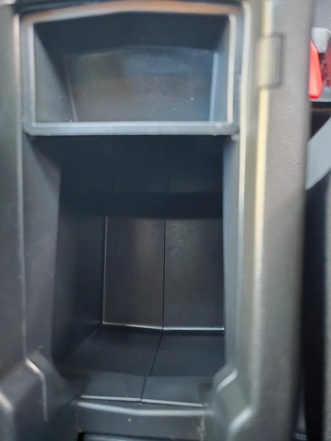 Vide-poche de la Peugeot 208 après nettoyage à Oraison