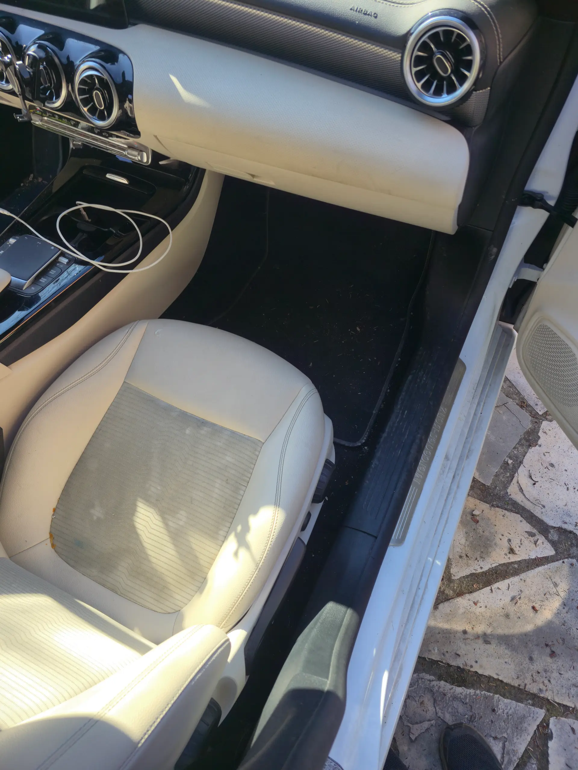 Siège passager et planche de bord de la MERCEDES CLA 250E avant nettoyage à Forcalquier