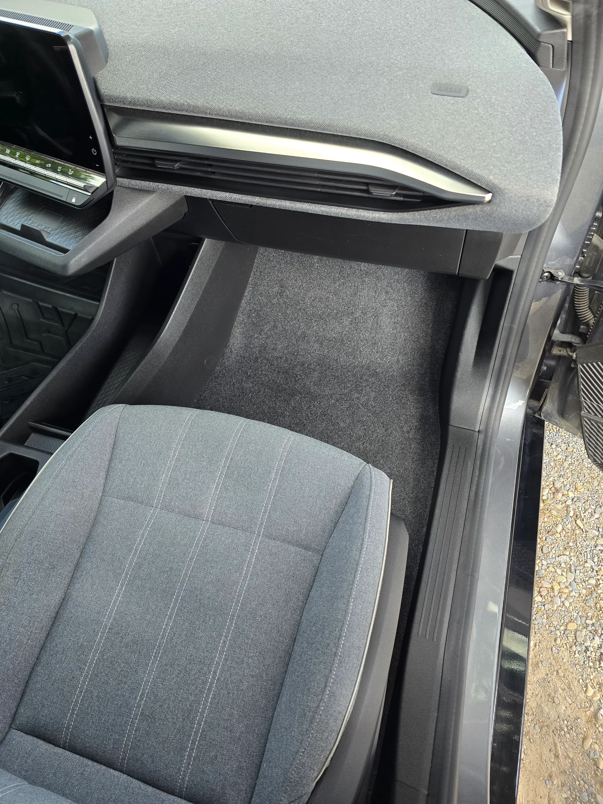 Siège passager et console centrale de la Renault Mégane E-Tech après nettoyage à Pierrevert