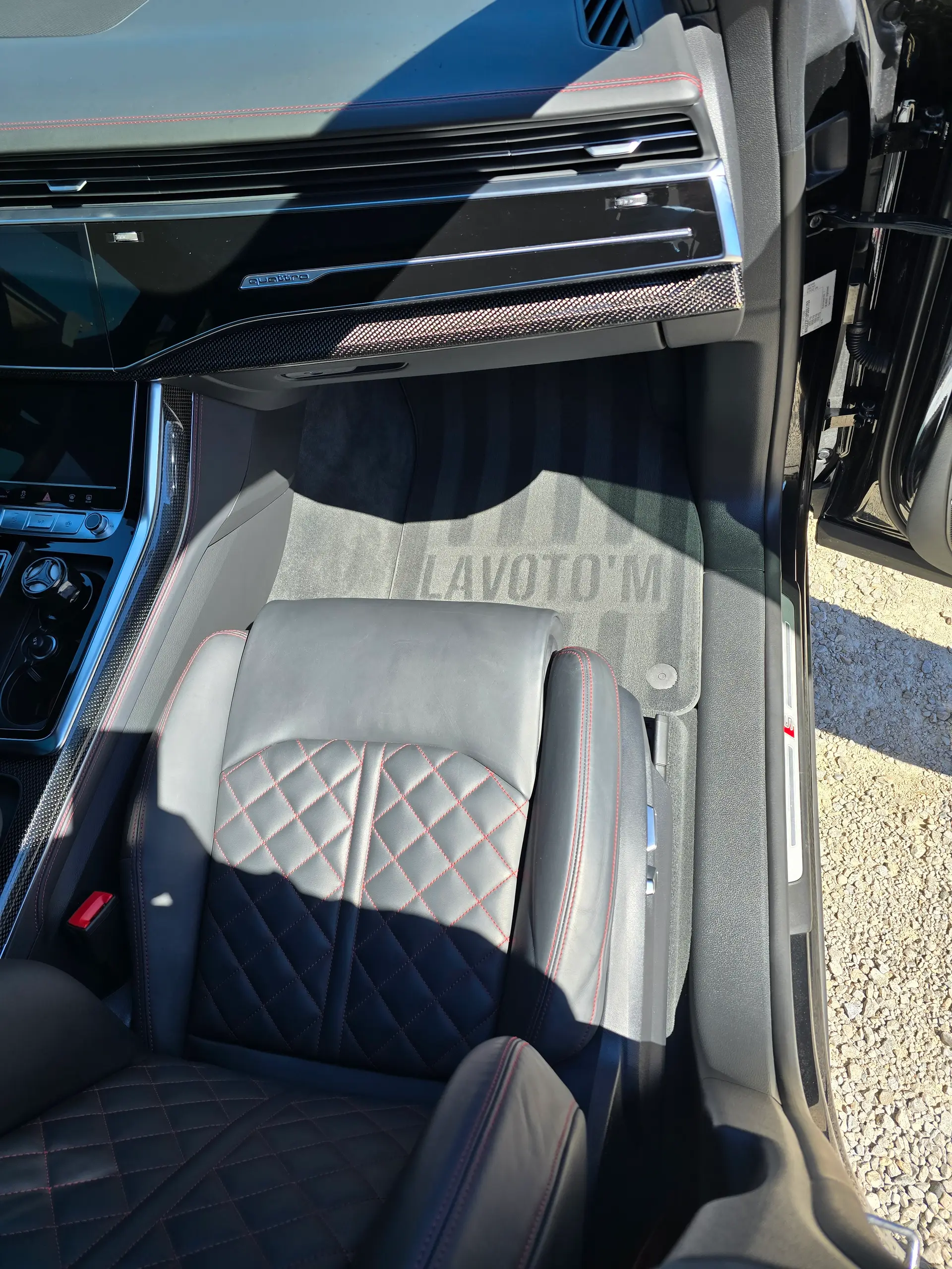 Siège passager et tapis de sol de l’Audi Q8 S Line après nettoyage à Mane