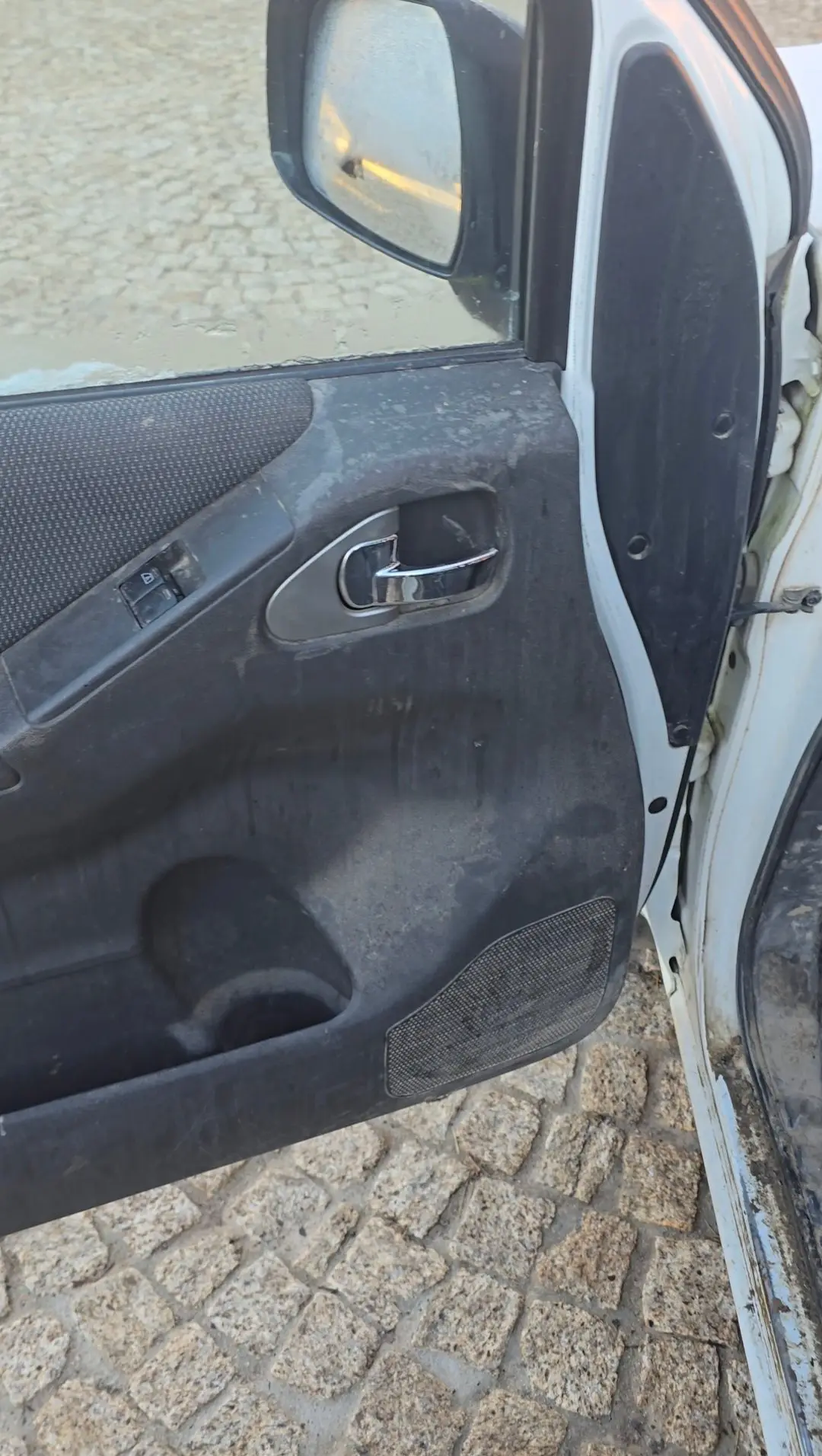 Panneau de porte du Nissan Navara avant nettoyage