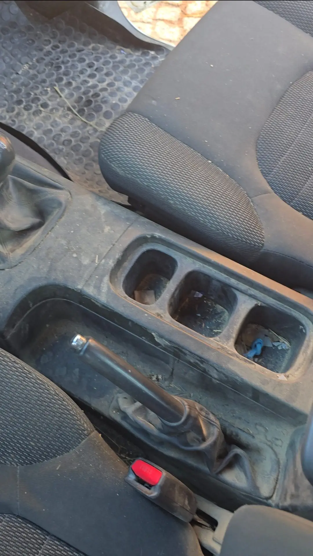 Range-gobelets et console du Nissan Navara avant nettoyage