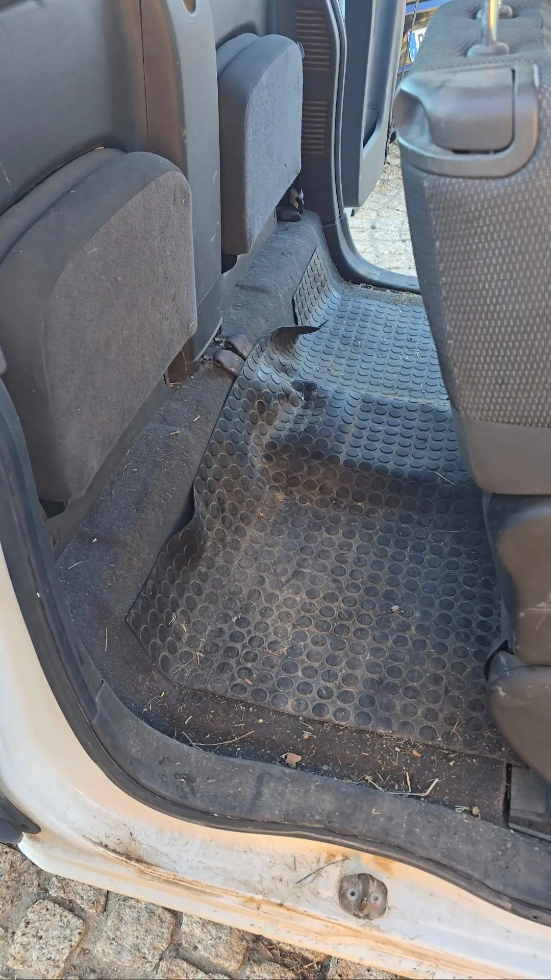 Tapis de sol arrière du Nissan Navara avant nettoyage