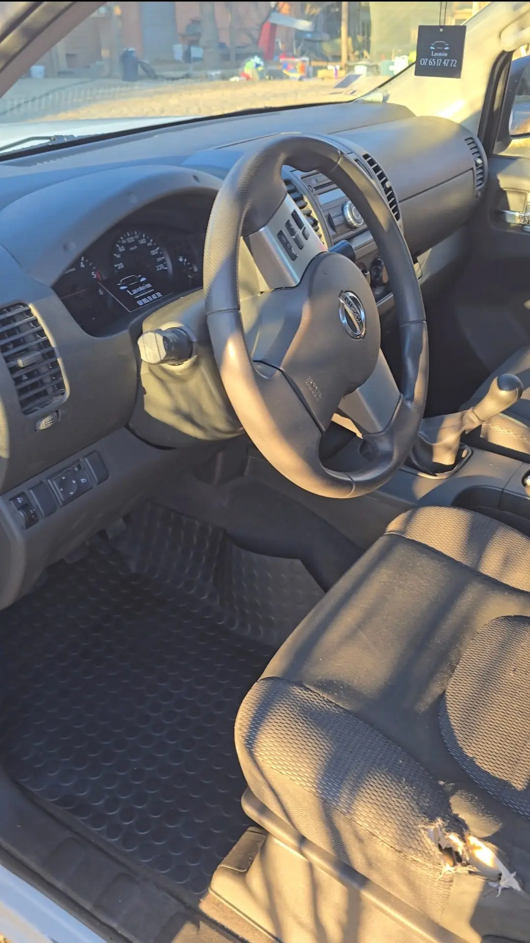 Côté conducteur du Nissan Navara après nettoyage