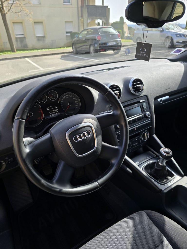 Nettoyage intérieur complet avec volant en cuir d'une audi a3 à manosque