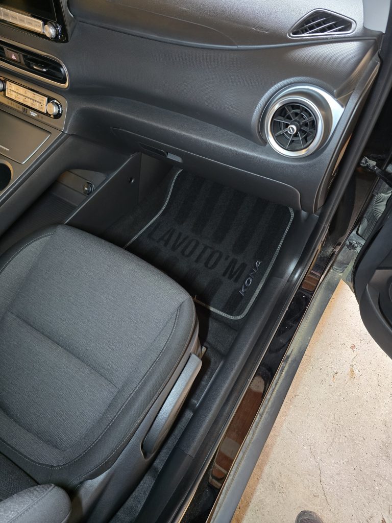 Nettoyage de voiture intérieur à oraison avec ligne sur les tapis Lavoto'm