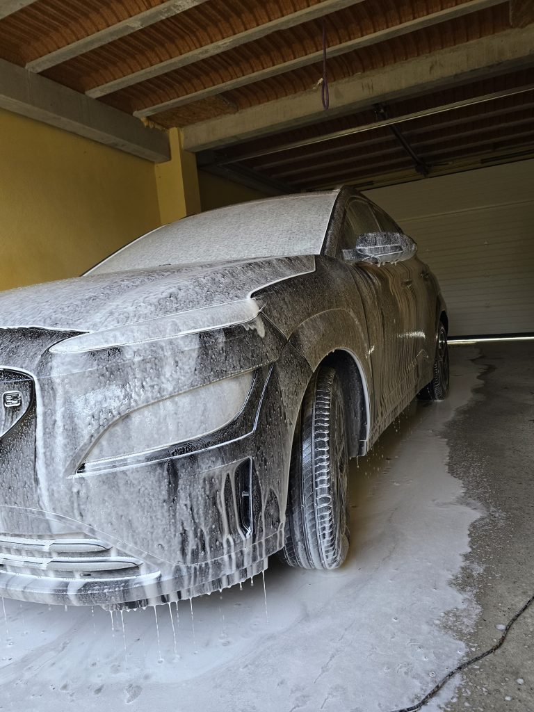 Lavage extérieur de voiture à oraison hyundai kona lavoto'm