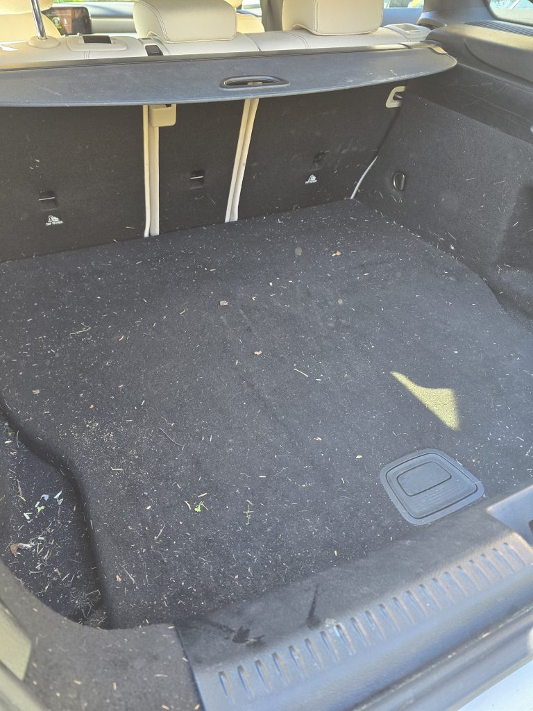 Nettoyage en profondeur d'un coffre de Mercedes à Forcalquier