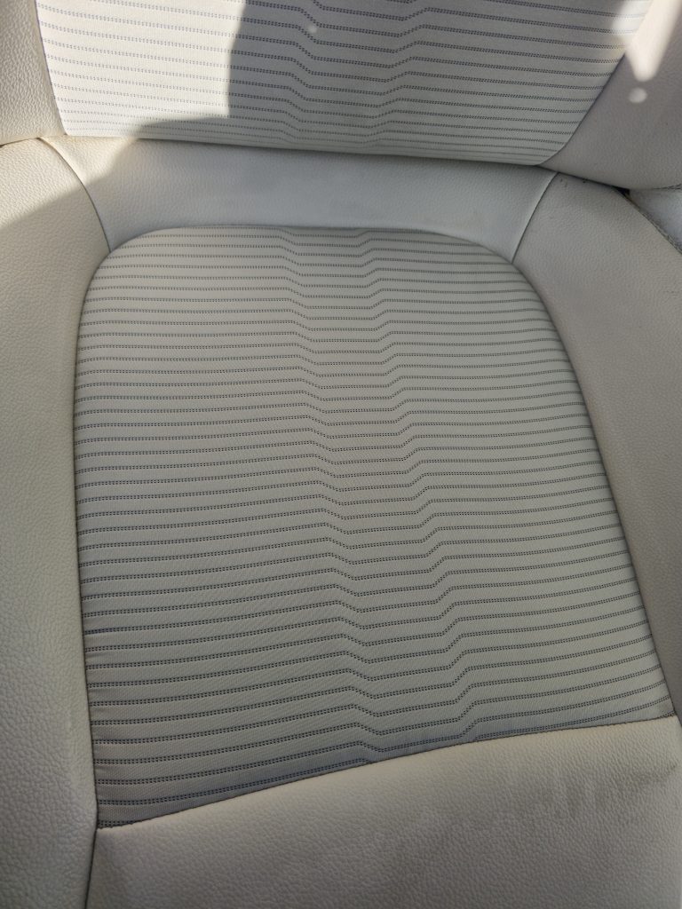 Soin des sièges en cuir d'une Mercedes à Forcalquier