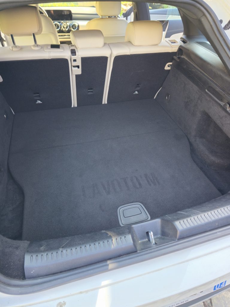 Nettoyage en profondeur d'un coffre de Mercedes à Forcalquier