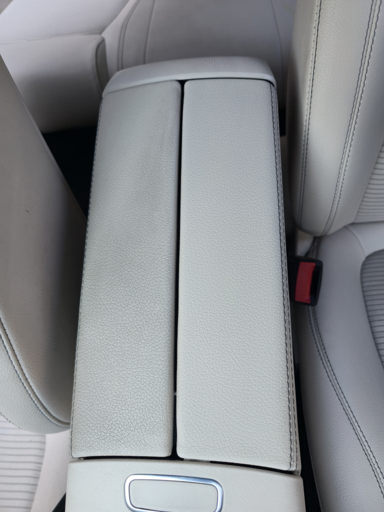 Nettoyage moitié moitié d'un accoudoir de mercedes en cuir à Forcalquier