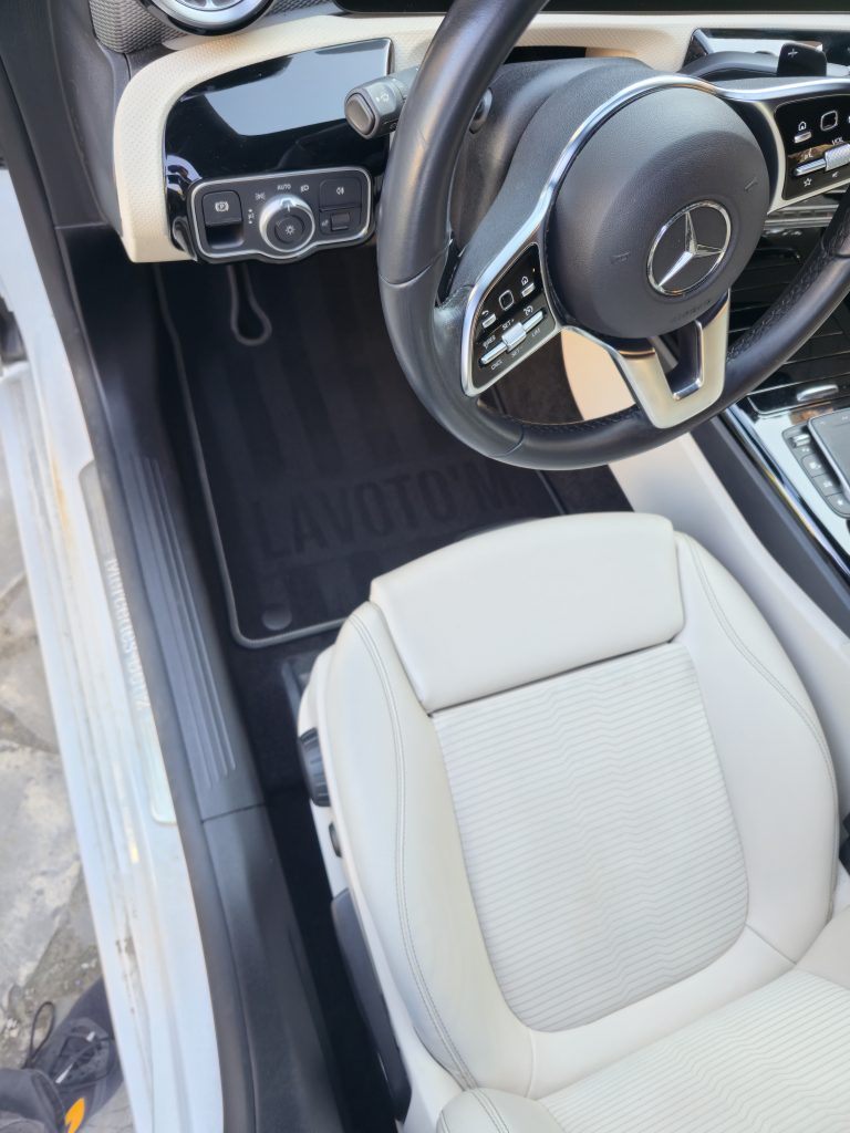 Lavage intérieur complet d'une Mercedes avec traitement du cuir à Forcalquier