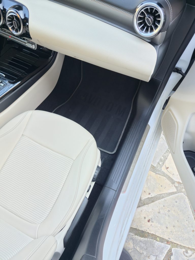 Nettoyage intérieur complet d'une Mercedes avec shampooinage des sièges à Forcalquier