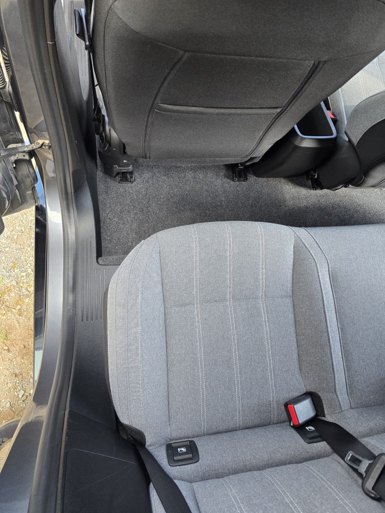 Nettoyage en profondeur des sièges d'une Mégane à Pierrevert