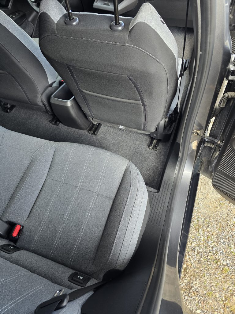 Traitement des sièges et des sols en profondeur sur une Renault Mégane à Pierrevert